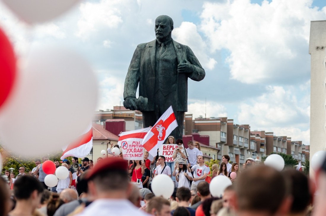 Protestors in Babrujsk assemble in front of a statue of Lenin on August 16th 2020.